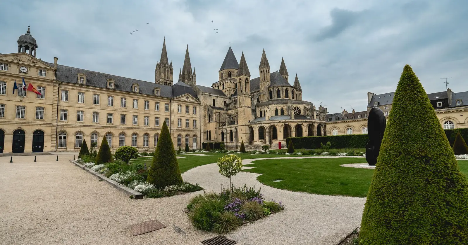 L'Abbaye aux Hommes et l'hôtel de ville de Caen